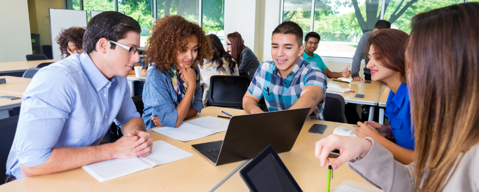 av students learning together in classroom | AVIXA av students learning together in classroom