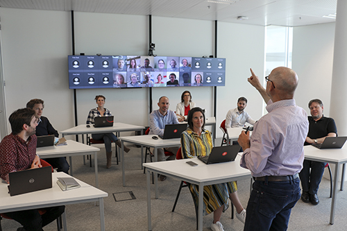 Teacher teaching students in distance learning classrooms | AVIXA Teacher teaching students in distance learning classrooms | AVIXA